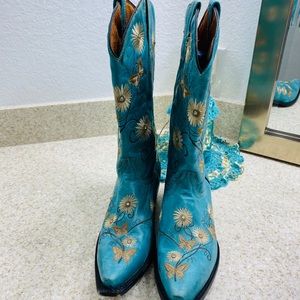 Turquoise embroidered cowboy boots